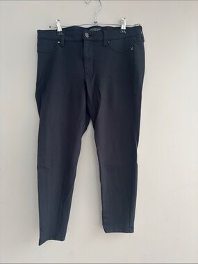 Liverpool Black Slim Crop Capris